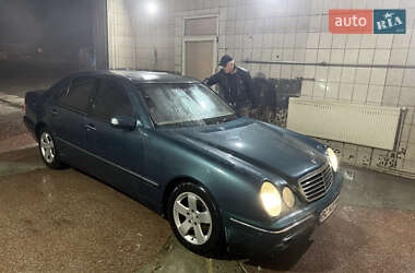 Седан Mercedes-Benz E-Class 2001 в Львове