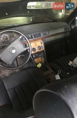 Седан Mercedes-Benz E-Class 1988 в Львові