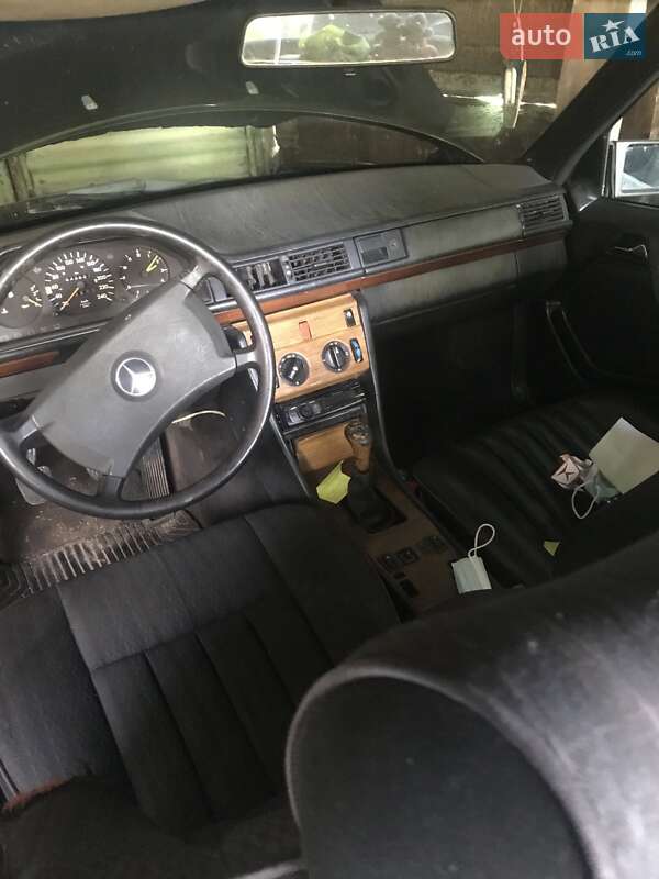 Седан Mercedes-Benz E-Class 1988 в Львові