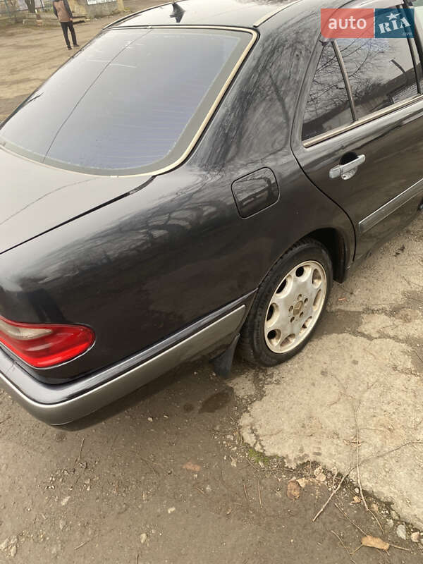 Седан Mercedes-Benz E-Class 1996 в Тростянці