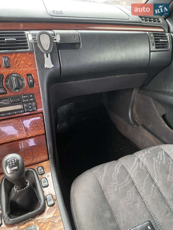 Седан Mercedes-Benz E-Class 1996 в Тростянці