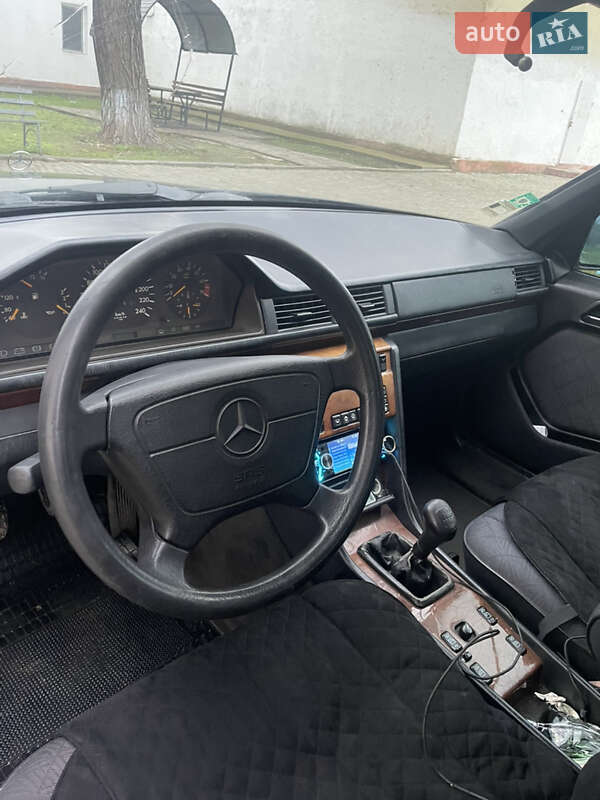 Седан Mercedes-Benz E-Class 1993 в Сарате