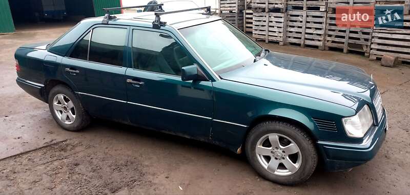 Седан Mercedes-Benz E-Class 1994 в Кельменцях