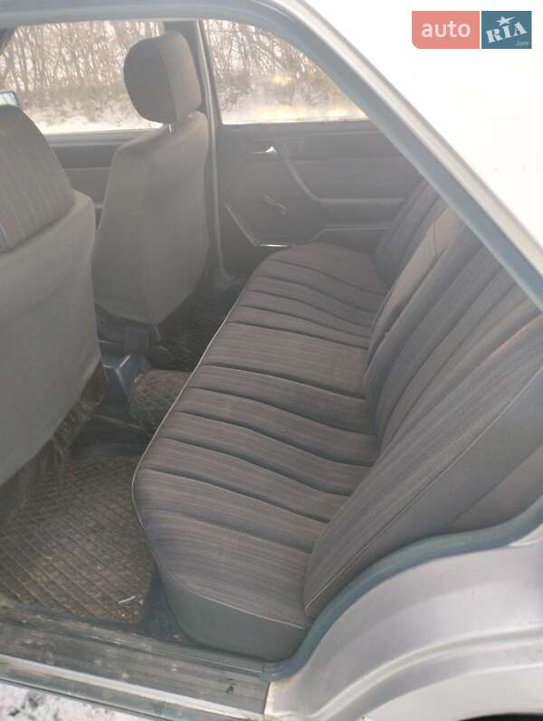 Седан Mercedes-Benz E-Class 1987 в Косове