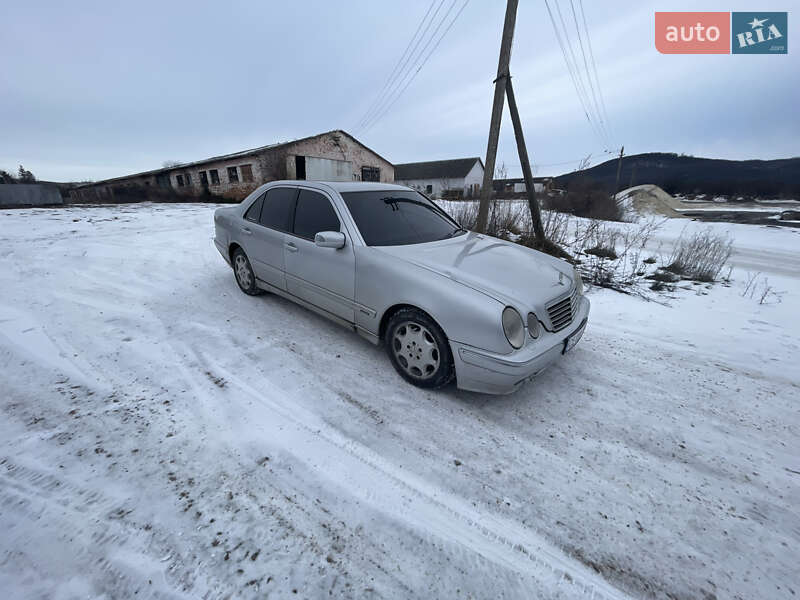 Седан Mercedes-Benz E-Class 2001 в Чернівцях
