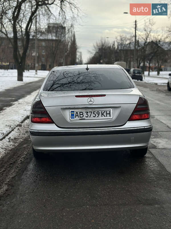Седан Mercedes-Benz E-Class 2002 в Києві