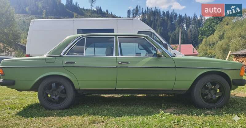 Седан Mercedes-Benz E-Class 1982 в Славському