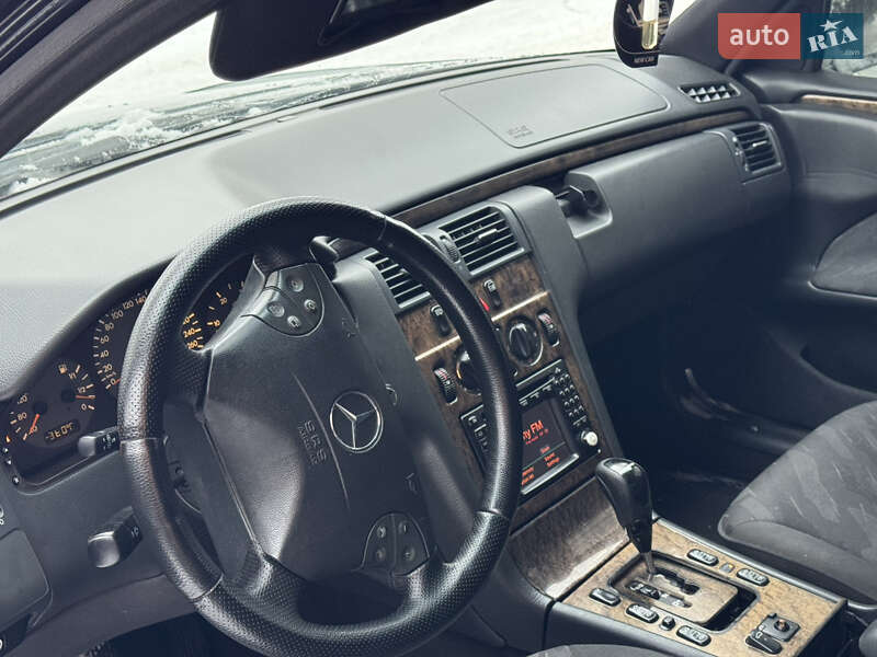 Седан Mercedes-Benz E-Class 2001 в Сарнах