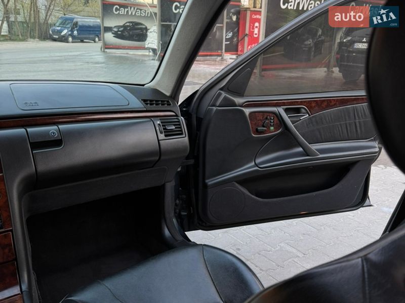 Седан Mercedes-Benz E-Class 2001 в Львове