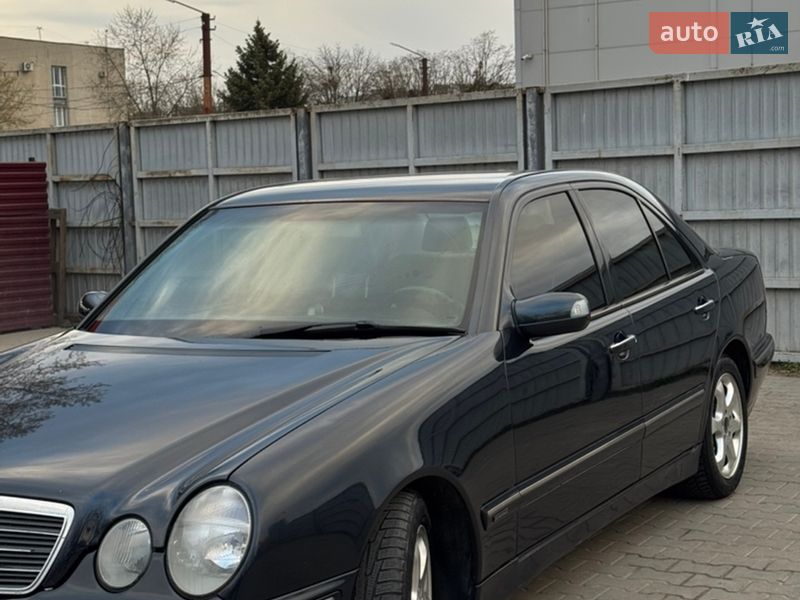 Седан Mercedes-Benz E-Class 2001 в Львове