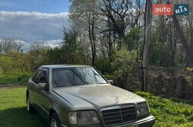 Седан Mercedes-Benz E-Class 1990 в Черновцах