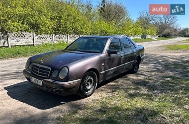 Седан Mercedes-Benz E-Class 1996 в Полтаве