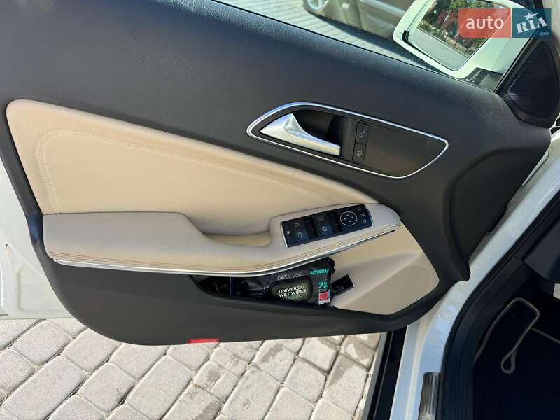 Внедорожник / Кроссовер Mercedes-Benz GLA-Class 2017 в Киеве
