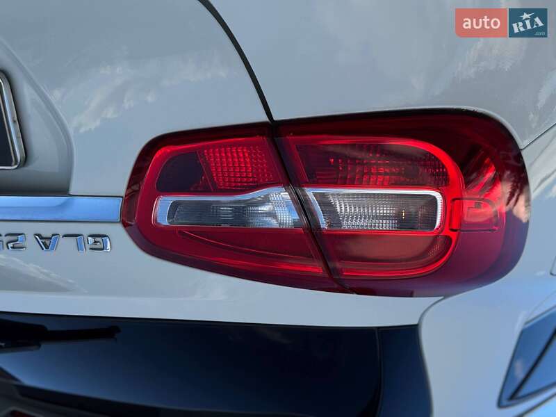 Внедорожник / Кроссовер Mercedes-Benz GLA-Class 2015 в Ровно