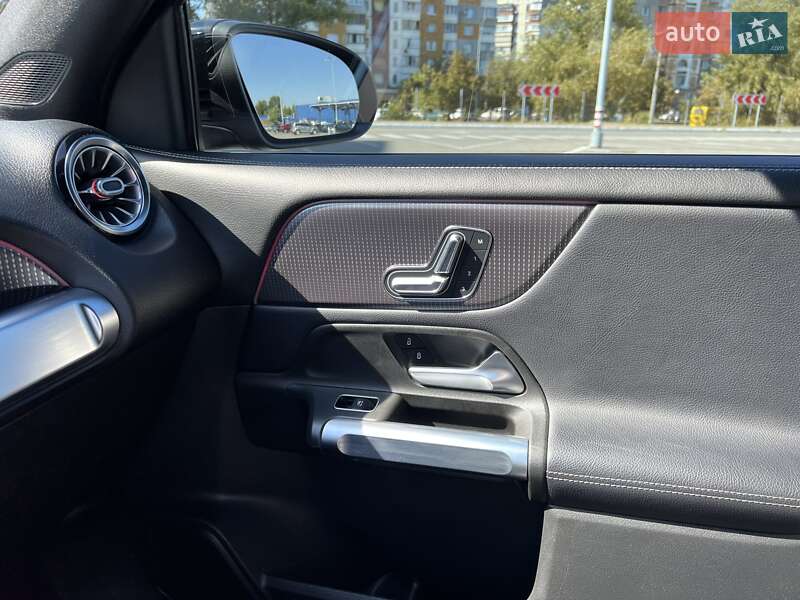 Внедорожник / Кроссовер Mercedes-Benz GLB-Class 2021 в Киеве