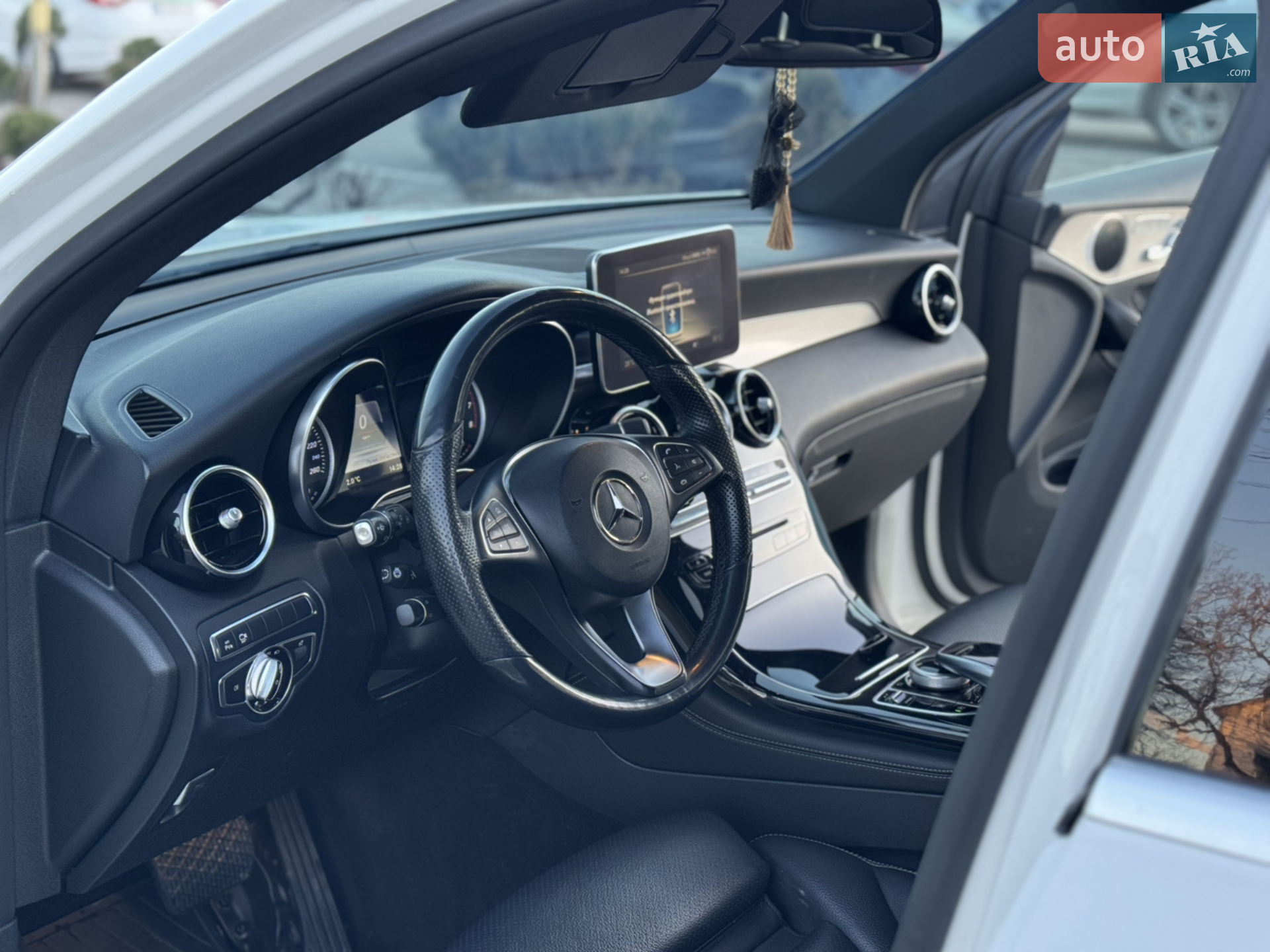 2016 Mercedes-Benz GLC - мініатюра 44