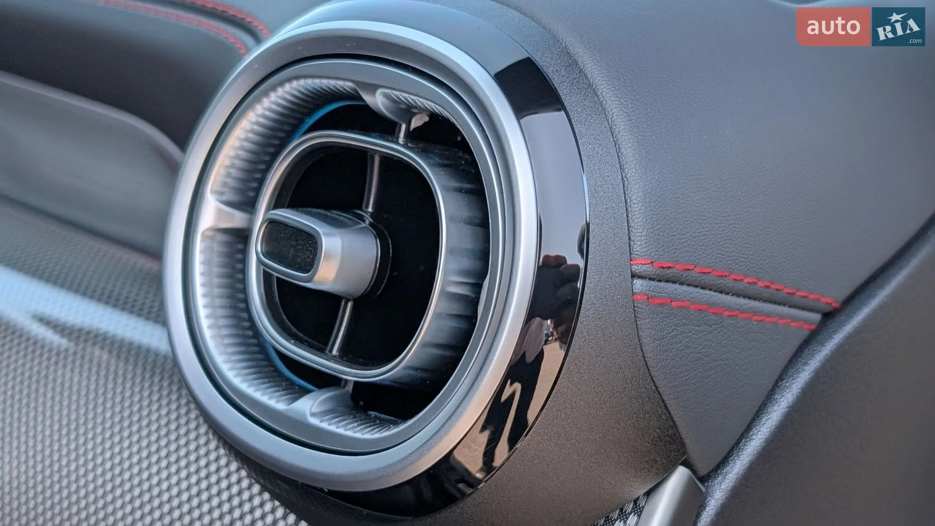 2025 Mercedes-Benz GLC - мініатюра 24