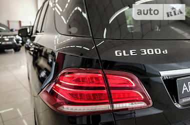 Позашляховик / Кросовер Mercedes-Benz GLE-Class 2016 в 