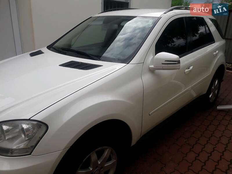 Внедорожник / Кроссовер Mercedes-Benz M-Class 2010 в Киеве