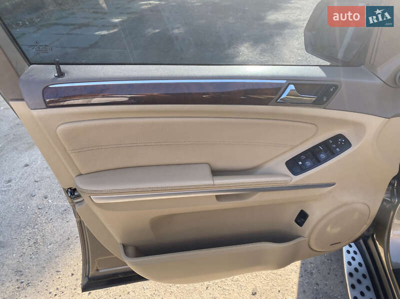 Внедорожник / Кроссовер Mercedes-Benz M-Class 2009 в Новом Буге