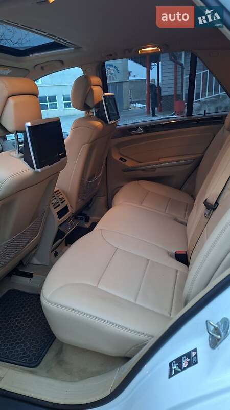 Внедорожник / Кроссовер Mercedes-Benz M-Class 2010 в Черновцах
