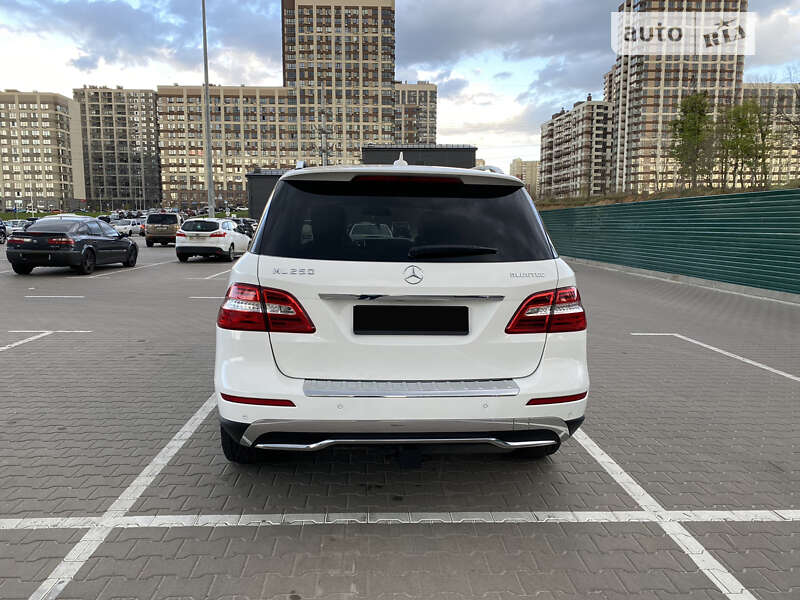 Внедорожник / Кроссовер Mercedes-Benz M-Class 2015 в Киеве