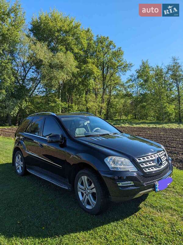 Позашляховик / Кросовер Mercedes-Benz M-Class 2011 в Чернівцях