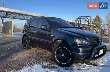 Позашляховик / Кросовер Mercedes-Benz M-Class 2000 в Дніпрі