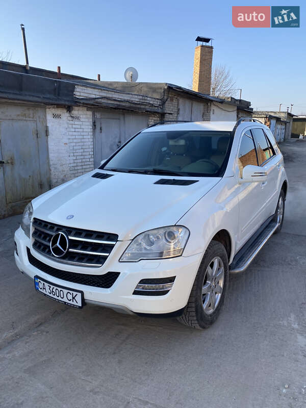 Внедорожник / Кроссовер Mercedes-Benz M-Class 2011 в 