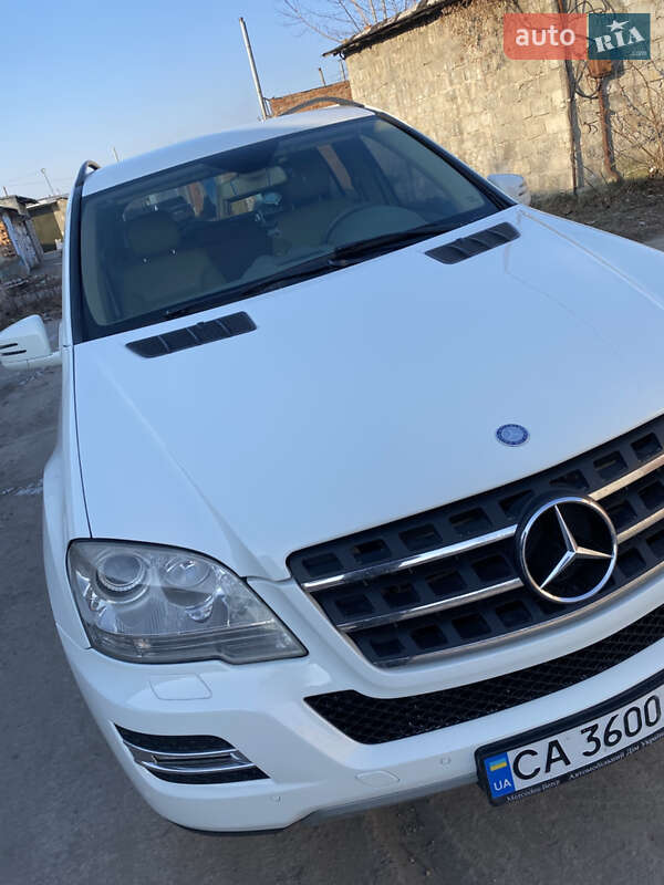 Позашляховик / Кросовер Mercedes-Benz M-Class 2011 в Каневі