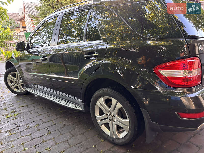 Внедорожник / Кроссовер Mercedes-Benz M-Class 2010 в Киеве