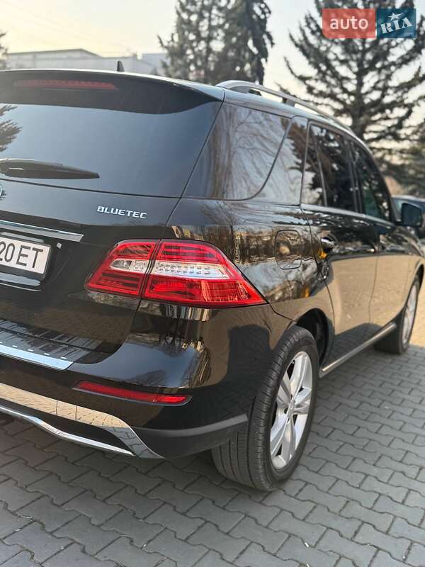 Внедорожник / Кроссовер Mercedes-Benz M-Class 2011 в Черновцах