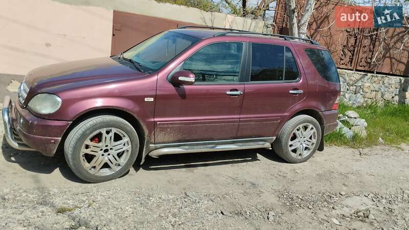 Внедорожник / Кроссовер Mercedes-Benz M-Class 1999 в 