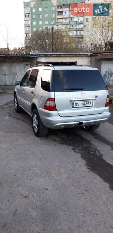 Внедорожник / Кроссовер Mercedes-Benz M-Class 2004 в Черновцах