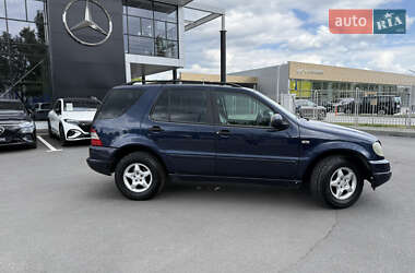 Внедорожник / Кроссовер Mercedes-Benz M-Class 2000 в 