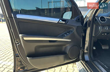 Позашляховик / Кросовер Mercedes-Benz M-Class 2006 в 