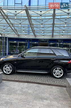 Позашляховик / Кросовер Mercedes-Benz M-Class 2012 в 