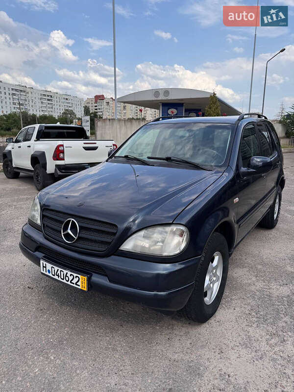 Позашляховик / Кросовер Mercedes-Benz M-Class 2000 в Запоріжжі