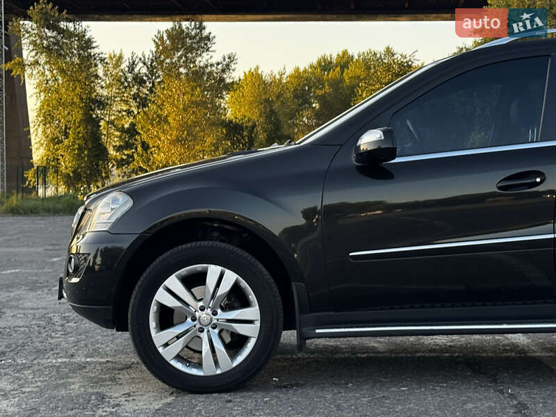 Внедорожник / Кроссовер Mercedes-Benz M-Class 2010 в Киеве