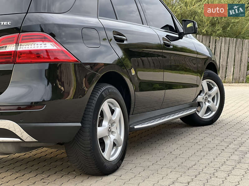 Внедорожник / Кроссовер Mercedes-Benz M-Class 2012 в Сваляве