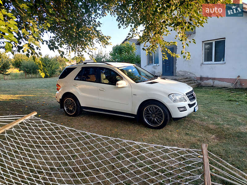 Внедорожник / Кроссовер Mercedes-Benz M-Class 2010 в Киеве