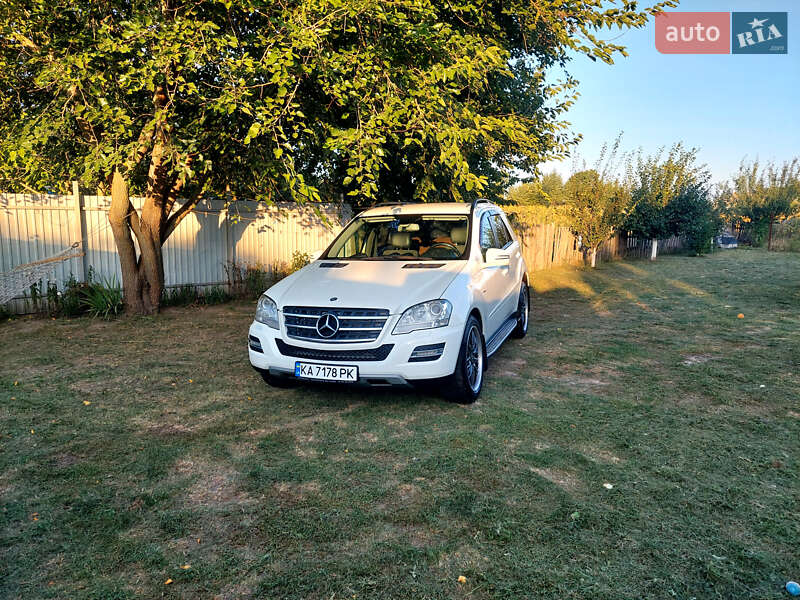 Внедорожник / Кроссовер Mercedes-Benz M-Class 2010 в Киеве