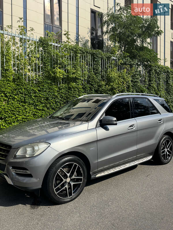 Внедорожник / Кроссовер Mercedes-Benz M-Class 2011 в Киеве