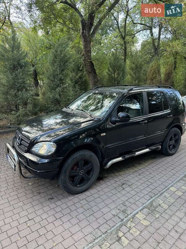 Позашляховик / Кросовер Mercedes-Benz M-Class 2000 в Запоріжжі