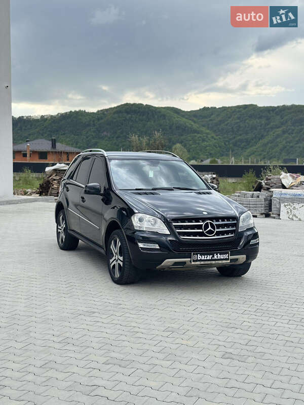 Позашляховик / Кросовер Mercedes-Benz M-Class 2010 в Хусті