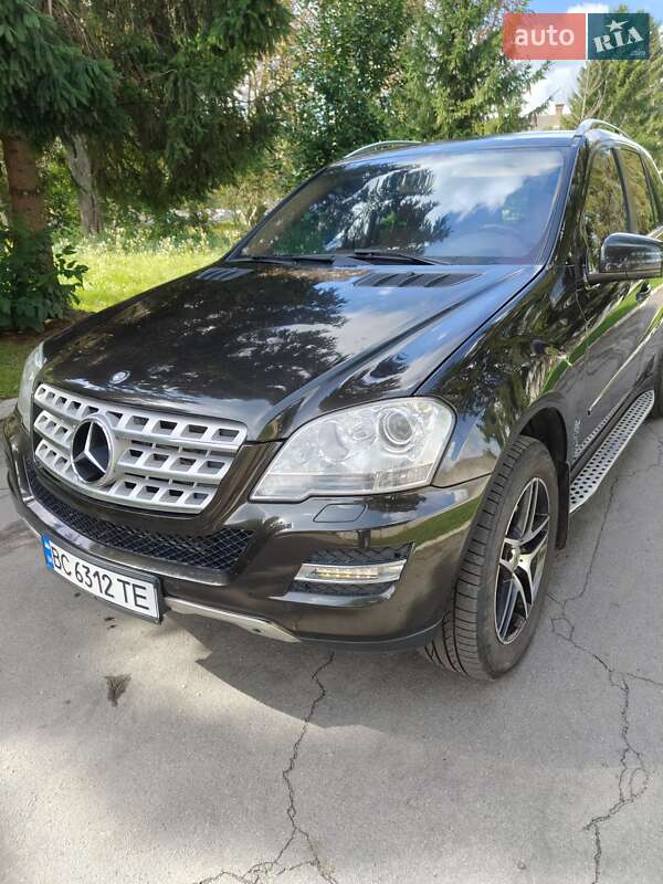 Внедорожник / Кроссовер Mercedes-Benz M-Class 2011 в Остроге