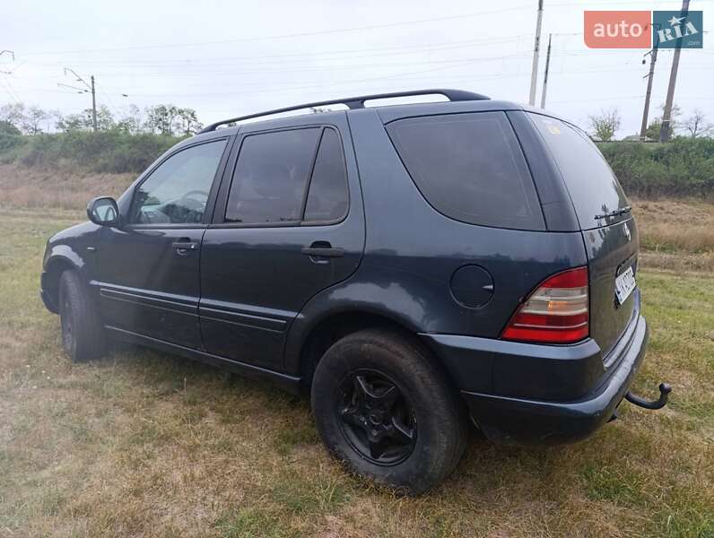Позашляховик / Кросовер Mercedes-Benz M-Class 2001 в Смілі