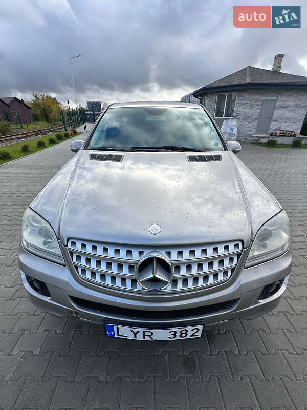 Mercedes-Benz M-Class 2005 Mercedes-Benz M-Class 2005