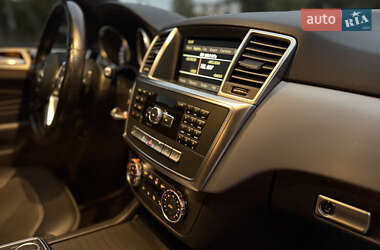 Позашляховик / Кросовер Mercedes-Benz M-Class 2011 в 
