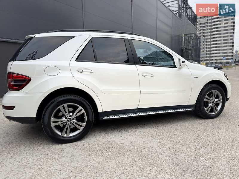 Позашляховик / Кросовер Mercedes-Benz M-Class 2010 в Києві